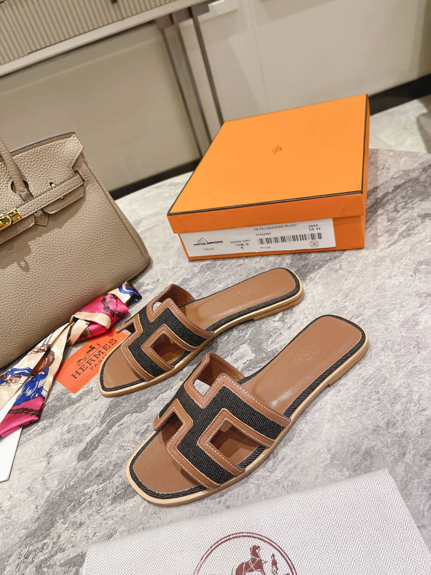 👟👟Ex-factory price 400👟👟 Genuine leather sole +50 New model for early spring, (high-end splicing and oil edge technology) newly revised version (Hermès), upgraded packaging, upgraded version and workmanship materials. Hermes®🔴The highest version of handmade shoes on the market✨✨ Top product Hermès slippers🐎 The new high-end fashion is the same as the original version, purely handmade by masters! ❥High-end customization, the highest version in the industry⚠❥Using: Hermers upper: Italian imported cowhide + original custom-grade Australian sheepskin feet + genuine leather outsole (pursuing top walking comfort) Hermes━━━━━ size: 35-40 (34.41.42 custom-made, non-returnable) Genuine leather sole Rubber sole